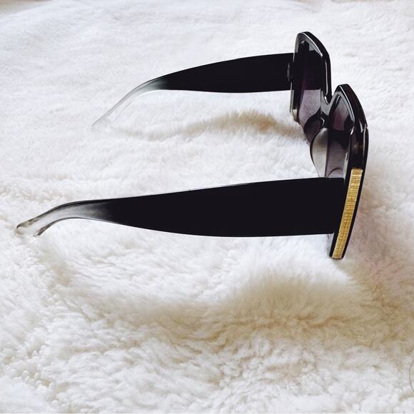 Junia Clear Black Oversized Sunglasses - Picture 8 of 10